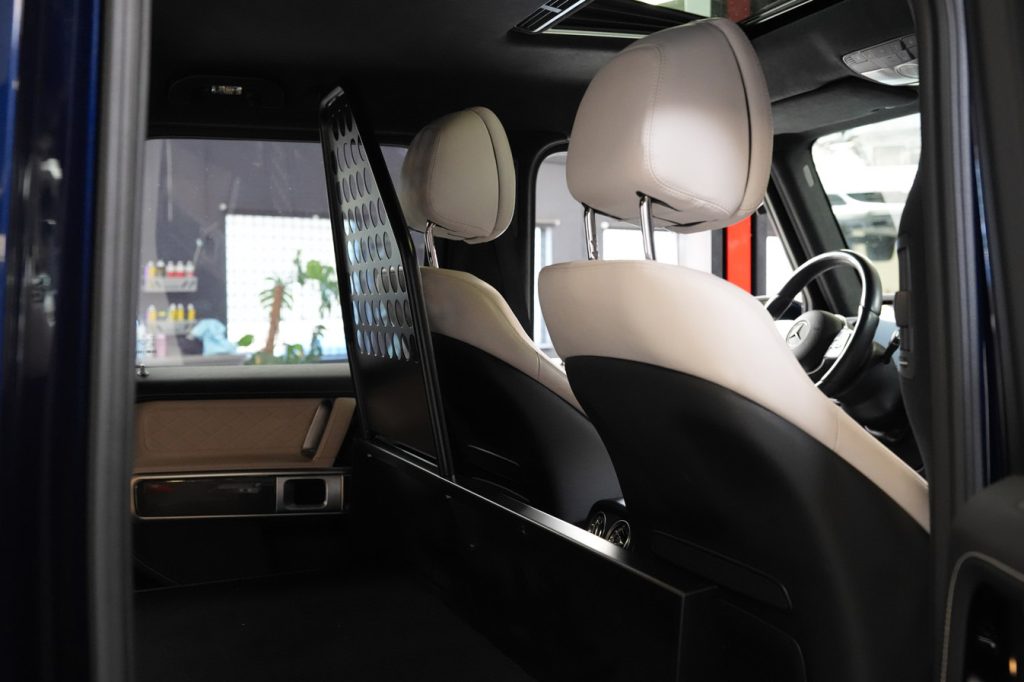 Bagsædeområde i Mercedes-Benz G-Klasse med eksklusivt komfortinteriør hos Kleemann