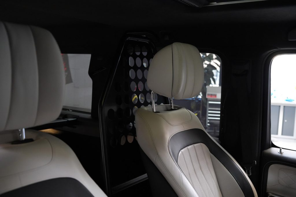nteriørdetalje i Mercedes-Benz G-Klasse med specialmonteret afskærmning hos Kleemann