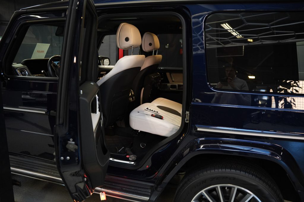 Mercedes-Benz G-Klasse gulpladeombygning under interiørarbejde hos Kleemann