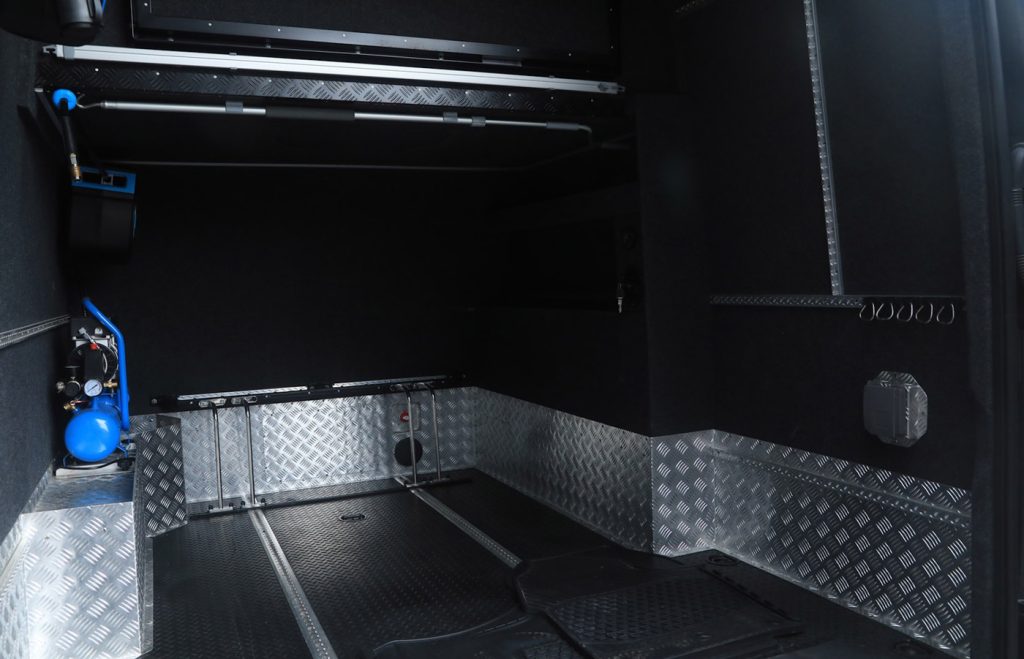 Opbevaringsrum i Mercedes-Benz Sprinter 317 RaceCamper