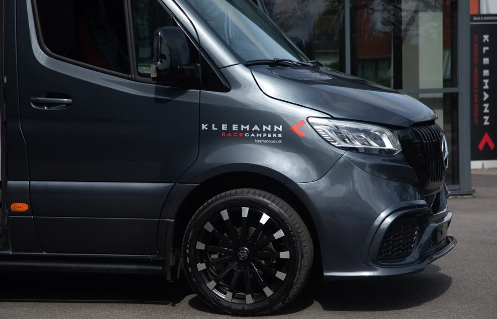 Frontdetalje og hjul på Mercedes-Benz Sprinter 317 RaceCamper