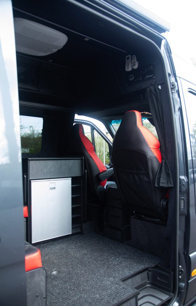 Mercedes-Benz Sprinter 317 RaceCamper fotograferet fra siden foran Kleemann