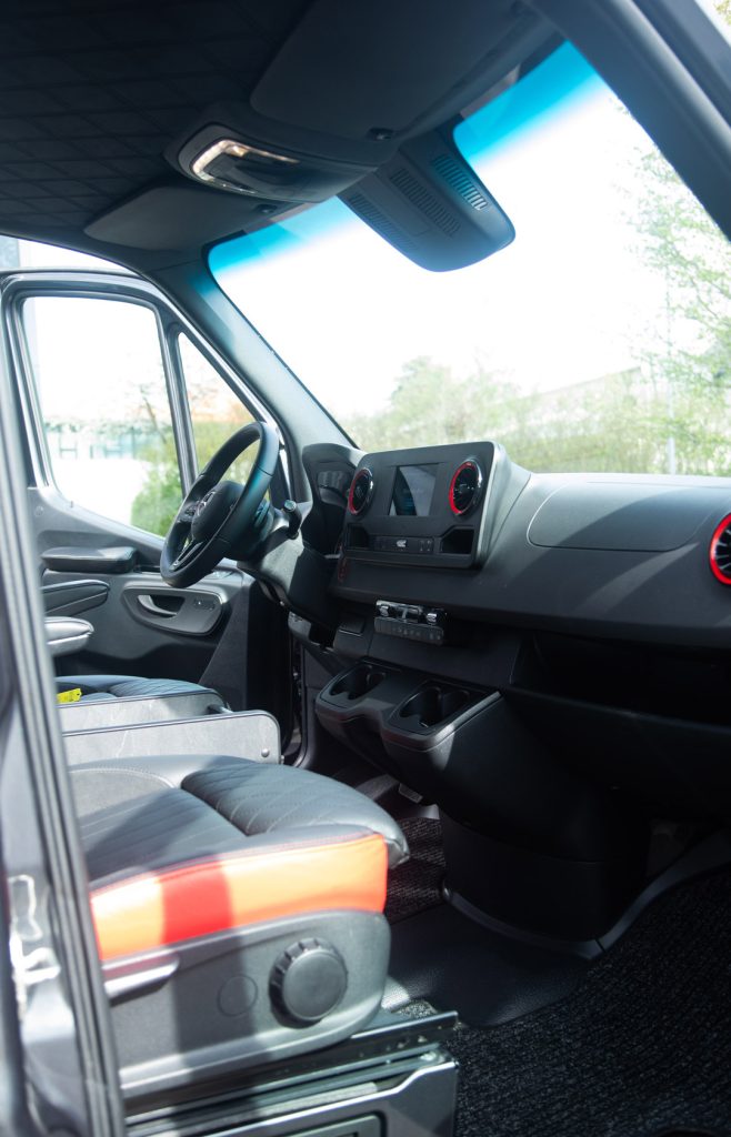 Kabine i Mercedes-Benz Sprinter 317 RaceCamper fotograferet fra sidedøren