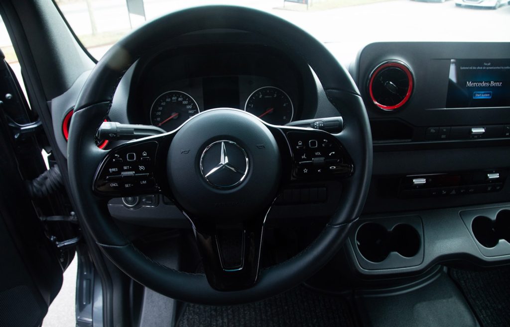 Rat og førerplads i Mercedes-Benz Sprinter 317 RaceCamper