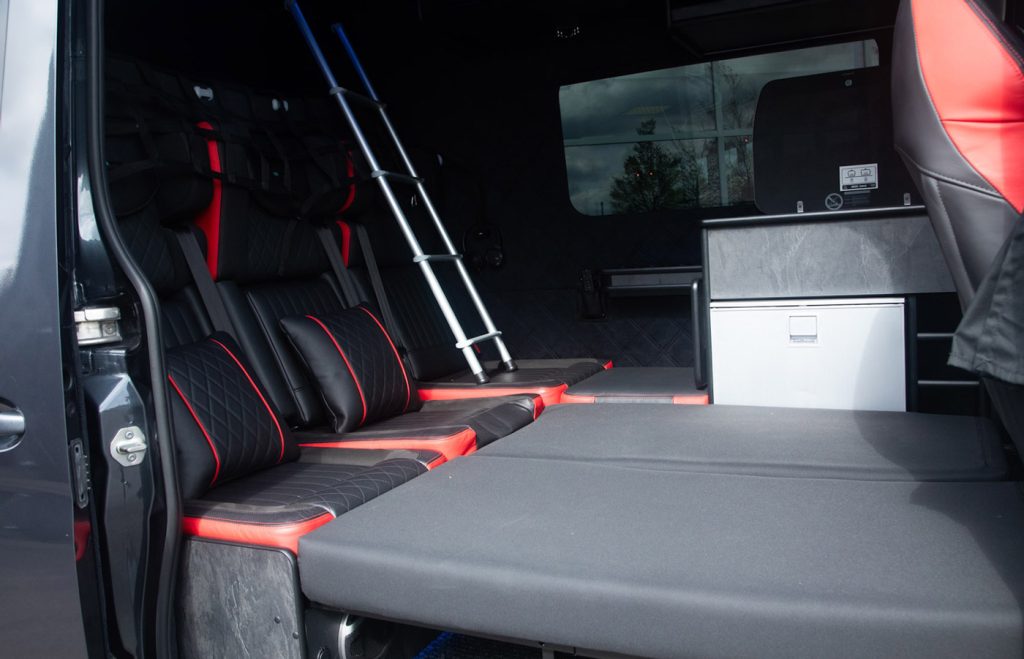 Sove- og siddeområde i Mercedes-Benz Sprinter 317 RaceCamper